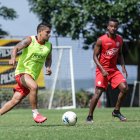 Mario Pineida (i), lateral de Barcelona, no estará el domingo a Liga de Quito pues debe cumplir un partido de suspensión.