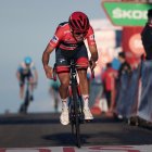 El carchense tuvo que batallar con Roglic para poder cruzar la etapa en segundo lugar este miércoles 28 de octubre.