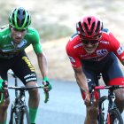 El esloveno Primoz Roglic (i) y Richard Carapaz tuvieron un emocionante duelo en busca del triunfo de la octava etapa de la Vuelta, en el exigente alto de Moncalvillo.