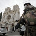 Soldados franceses custodian la Basílica de Notre-Dame de l’Assomption en Niza, tras el atentado.
