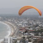 Opciones. Entre las actividades que pueden realizar los turistas en Crucita es volar en parapente.