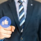 Facebook no conoce de crisis mundiales y sigue aumentando sus ganacias.