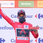 Richard Carapaz, ciclista ecuatoriano, sigue firme en el liderato de la Vuelta a España.