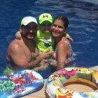 Liz Valarezo con su esposo Christian y su hijo Samuel.