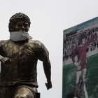 En el Barrio de la Paternal, de la ciudad de Buenos Aires, lugar donde vivió Diego Maradona, hay una estatua de él.