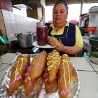 La guagua de pan se acompaña de la icónica colada morada.