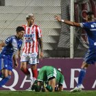 Facundo Barceló (i) aprovechó un error de la defensa argentina para anotar el tanto de la victoria de Emelec.