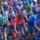 Competencia. El ecuatoriano Richard Carapaz, del Team Ineos, con el maillot rojo que perdió ayer frente a Primoz Roglic, durante la décima etapa de la Vuelta a España.


 CYCLING-ESP-TOUR-VUELTA