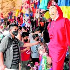 Centro. Los locales ubicados por el mercado central tienen clientes, pese a las restricciones por el coronavirus.