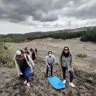 Turistas se divierten en el desierto de Palmira, en la provincia de Chimborazo.