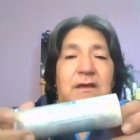 Testimonio. Imelda Rivera, madre de un fallecido en octubre pasado, con una bomba lacrimógena caducada.