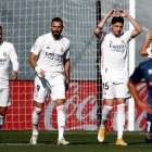 Dos de los artífices de la victoria del Real, Karim Benzama y Hazard, en el centro, celebrando el gol del segundo.