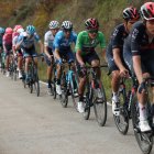 Persecución. El ciclista ecuatoriano (c) se mantuvo en el tercer pelotón donde estuvieron todos los punteros de la clasificación general. Hoy espera cerrar la montaña para descansar.