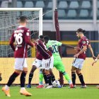 Felipe Caicedo (C) anota el 4-3 de la Lazio sobre el Torino, este domingo 1 de noviembre de 2020 por la Serie A