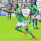 Los jugadores de Orense celebran el primer gol ante Olmedo, en el estadio Nueve de Mayo de Machala