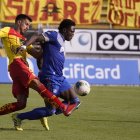 Jugadores luchando por el esférico entre Aucas y Emelec.