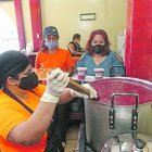 Hueca. Elena Naranjo (derecha), dueña del local Colada Morada, ubicado en Francisco Marcos y Guaranda, junto a tres de sus colaboradoras.