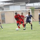 Partido. Los jugadores de CTE (azul) y Once Phillips protagonizaron uno de los duelos en la reanudación de la Amateur League UCSG. El triunfo fue para los primeros por 1-0.