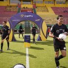 Álex Cajas (d), árbitro central del compromiso entre Aucas y Emelec, recibió algunas críticas en vista de que para muchos exageró al mostrarle una tarjeta roja a Marlon Mejía, zaguero central del Bombillo.