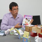 Cubos, fichas, cartas y textos son los materiales del proyecto ‘Jugando aprendo’ que aplica el maestro Ney Coto en la enseñanza de Matemática. 

PERIODISTA : MARTHA TORRES 

FECHA : 18/10/2020 

Agencia (ag-extra)