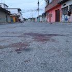 Violencia. A través de uno de los hoyos de bala se observa los arreglos de la matiné que hasta ayer aún se mantenían.