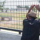 Hecho. Algunas personas recordaron a sus fallecidos desde la puerta de los camposantos.