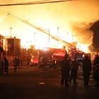 Bomberos colaboran en apagar el fuego en una empresa de Durán.