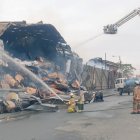 Incendio en Durán deja graves pérdidas. Los bomberos continúan con su labor.