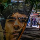 Fanáticos de Diego Maradona en las afueras del sanatorio donde está internado.