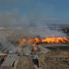 El incendio. Inició alrededor de 20:30 del lunes y fue controlado alrededor de las 04:00 del día siguiente. Ayer, por la tarde, sin embargo se reactivó.