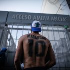 Seguidores acudieron al hospital donde Diego Armando Maradona fue operado para expresarle su apoyo