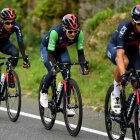 Los integrantes del Ineos Grenadiers están comprometidos en ayudar a su líder, Richard Carapaz (c), para que llegue con el maillot rojo a la meta final en Madrid.