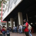 La filas y las personas sin turno fuera de la agencia del Registro Civil, ubicada en la avenida Nueva de Octubre.