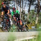 Richard Carapaz (c) se mantiene en el segundo lugar de la Vuelta a España.