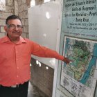 El custodio del manglar Genaro Vera muestra el mapa de los lugares identificados con tala.