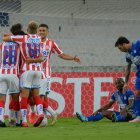 Los jugadores de Unión celebran el tanto que los pone en ventaja ante Emelec.