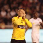 Escena repatida. Jonathan Álvez, una de las figuras del Ídolo reflejando su impotencia ante los errores de la escuadra.