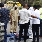 El hombre vestía una camiseta a cuadro y jean azul
