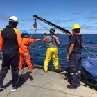 Los estudiantes de la Universidad Politécnica Salesiana realizan actividades de campo en el mar.