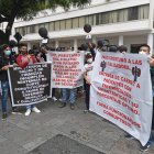 Un plantón de los centros de diálisis en el exterior de la Gobernación.