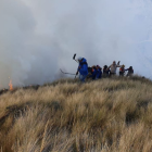 Un contingente de 1.000 personas, entre personal del Ministerio de Ambiente, el cuerpo de bomberos y moradores intentan apagar el incendio.
