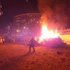 Tradicionalmente para estas fechas, en Salinas se han quemado decenas de monigotes a orillas del mar, al pie del malecón.