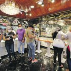 Joyería. Unas parejas cotizan los anillos para casarse en los próximos meses.