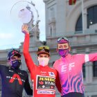 Richard Carapaz (i) en el podio de la Vuelta a España junto a Primoz Roglic y Hugh Carthy.