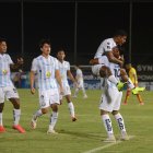 Los jugadores de Guayaquil City celebran uno de los goles en la victoria frente a Aucas.