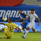 Romario Caicedo, de Emelec, impulsa el esférico para anotar el primer tanto frente a la Universidad Católica.