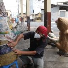 Labor.- Un artesano elabora un monigote que se quemará el 31 de diciembre de 2020.
