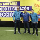 El director de selecciones (d) junto al entrenador Gustavo Alfaro y Francisco Egas, presidente de la Ecuafútbol.