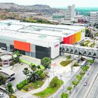 Así luce el nuevo centro comercial, unido al edificio de Riocentro Ceibos por un puente peatonal.