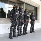 Seguridad. Miembros de la Unidad de Mantenimiento del Orden custodian la Corte antes de la audiencia en el caso Hospital de Pedernales.